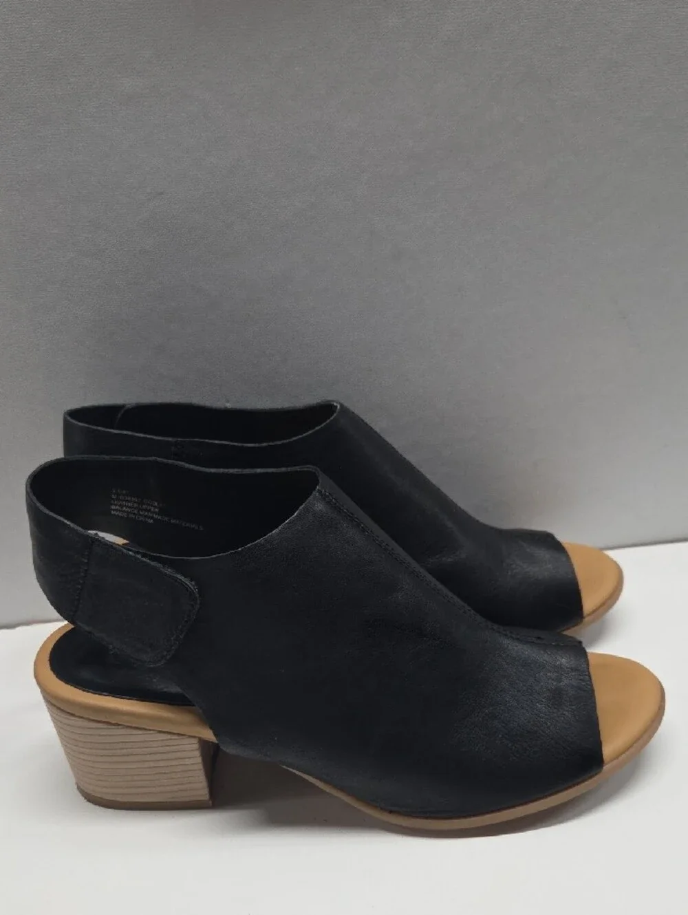 Korks Black Open-Toe Leather Sandals with Tan Block Heel Size 9.5